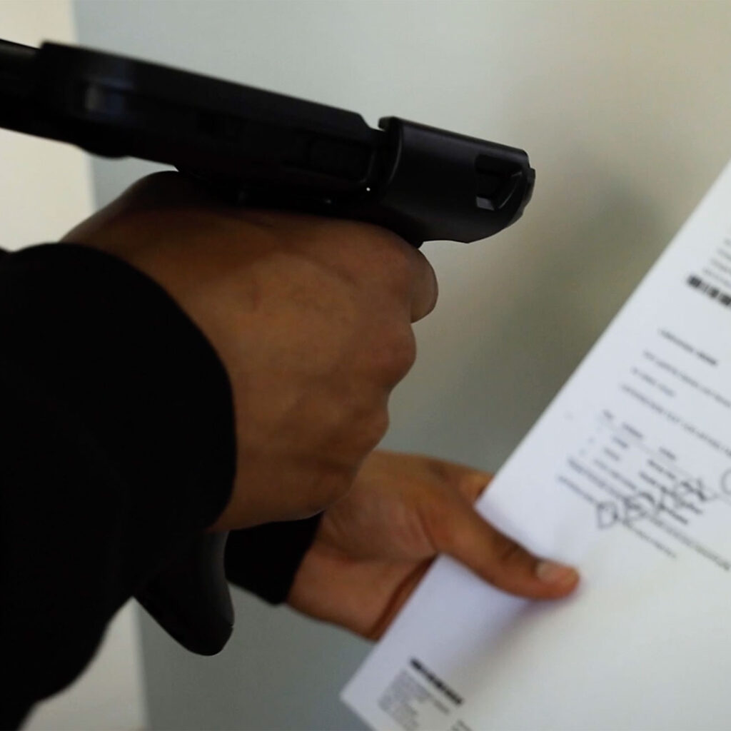 Ein Mitarbeiter scannt ein Dokument