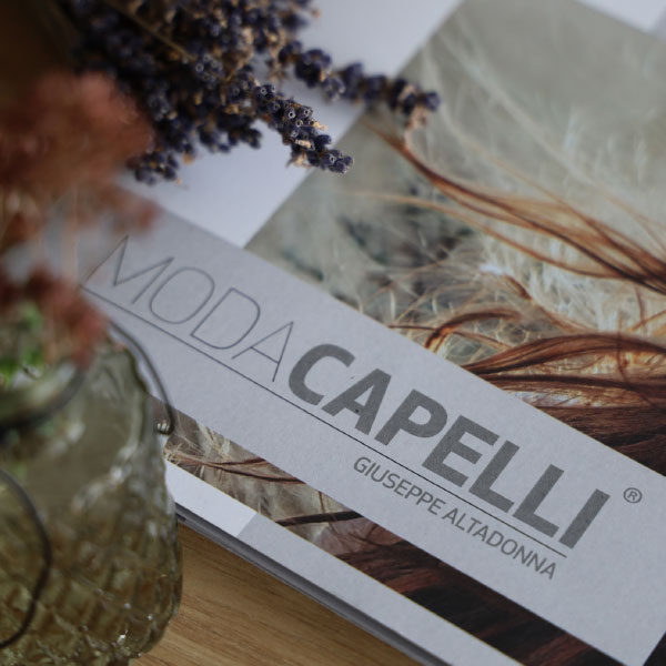 Eine Nahaufnahme der Moda Capelli Broschüre.