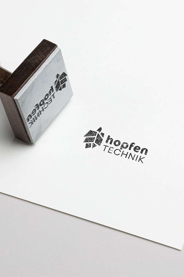 Ein Stempel mit dem Hopfen Technik Logo.