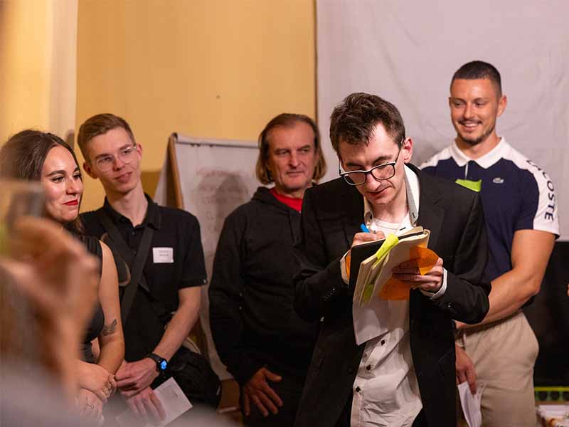 Das mr. pixel Team spielt eine Szene aus einem Krimidinner.