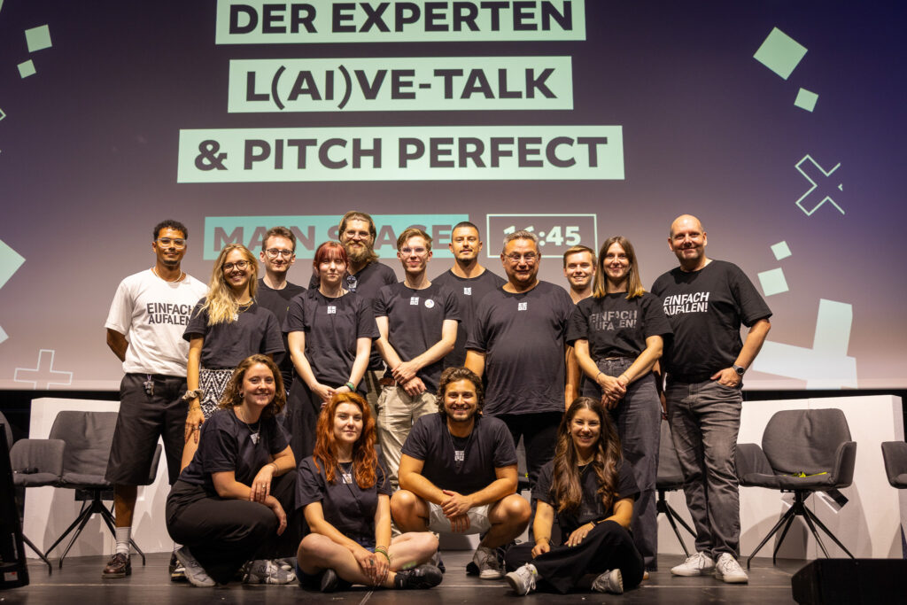Das Team von mr. pixel auf einer Bühne von ECOX.
